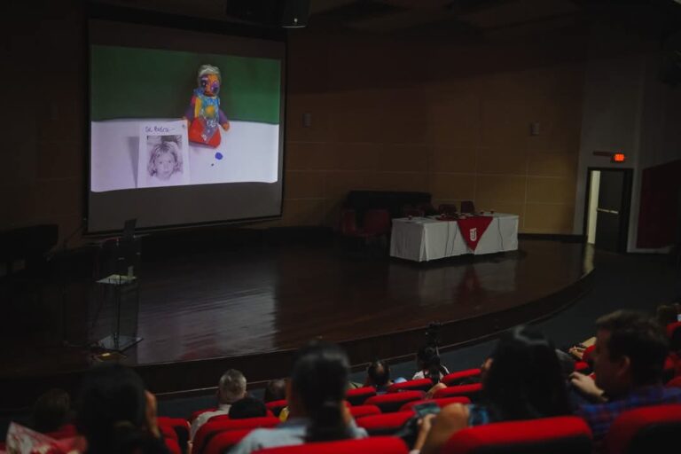 Fotografías de la presentación de los micro documentales "los niños perdidos de La tragedia de Armero" a cargo de Mayilli Melo